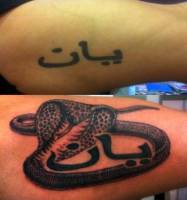 Tattoo en blanco y negro de una cobra