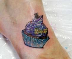 Tattoo de un cupcake a color en el pie