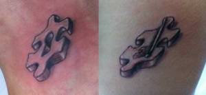 Tatuaje para parejas de una pieza de puzzle con una llave y otra con la cerradura