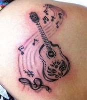 Tattoo en blanco y negro de una guitarra con notas musicales