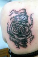 Tatuaje de una rosa con una cinta y una inicial