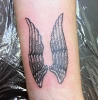 Tattoo de unas alas  en el antebrazo