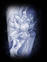 Tattoo de una flor de loto  y algunas olas