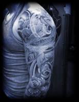 Tattoo en el brazo de carpas y flores