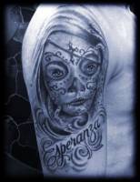 Tatuaje de una chica pintada de calavera mexicana y la palabra esperanza