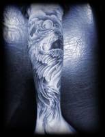 Tattoo en la pierna de un fénix volando entre las nubes 