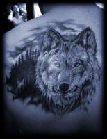 Tattoo de un lobo con montañas de fondo