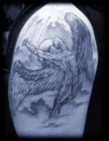 Tatuaje de un ángel volando hacia el cielo