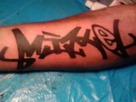 Tatuaje de un graffiti de un nombre en blanco y negro