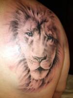 Tatuaje en la espalda de la cara de un león en blanco y negro