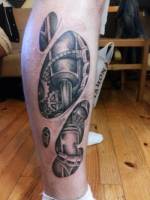 Tattoo bio mecánico en la pierna