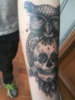Tattoo de un buho en blanco y negro con una calavera mexicana
