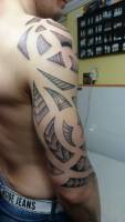 Tatuaje samoano en el brazo y hombro