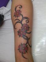 Tatuaje de flores a color en la pierna
