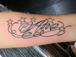 Tatuaje del nombre Ana con esterllas