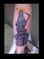 Tatuaje de la muerte con aureola de santa