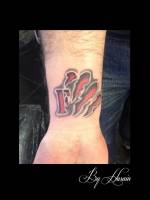 Tatuaje de una letra F y la piel arañada