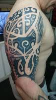 Tatuaje samoano en el brazo de un hombre