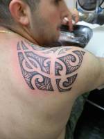 Tatuaje samoano en el hombro