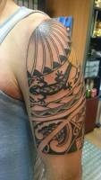 Tatuaje en el brazo de estilo samoano con lagartos