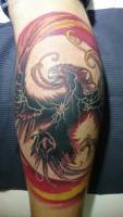 Tattoo de un ave fénix con electricidad