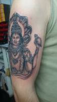 Tatuaje de un dios hindú en blanco y negro
