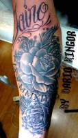 Tatuaje en el antebrazo de rosas, una fecha y el nombre jairo