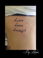 Tatuaje de las palabras Live Love Laugh 
