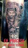 Tatuaje de una estatua de un dios asiatico
