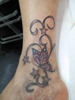 Tattoo a color de estrellas y una mariposa en el tobillo