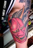 Tatuaje a color en el brazo de un demonio japonés