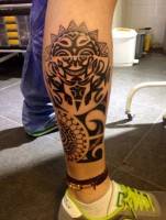 Tatuaje de un sol maori en la pierna