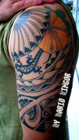 Tatuaje samoano, con un lagarto y una flor a color