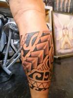 Tatuaje samoano en la pierna