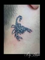Tatuaje en el cuello de un escorpión en blanco y negro 