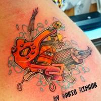 Tatuaje de una maquina de tatuar a color