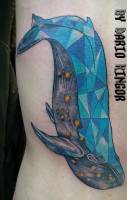 Tatuaje de una ballena pintada con triángulos