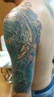 Tatuaje de un dragón y un koi en el brazo