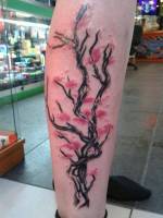 Tatuaje de un árbol con flores