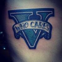 Tatuaje de una V con una cinta que dice Who cares