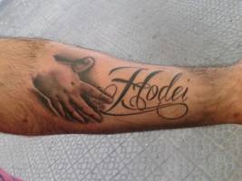 Tatuaje del nombre Hodei con una mano