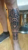 Tatuaje de un brazalete maorí con una tortuga