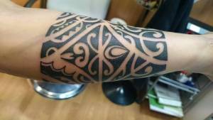 Tatuaje de un brazalete maorí en el antebrazo
