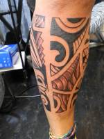 Tatuaje de un brazalete samoano en la pierna