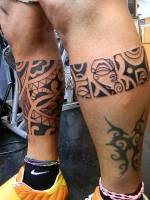 Tatuaje de brazaletes maorí samoanos en las piernas