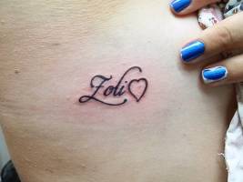 Tatuaje del nombre Loli con un pequeño corazón
