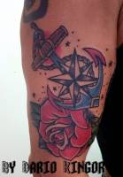 Tattoo old school de un ancla una rosa y una rosa de los vientos