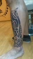Tatuaje maori en la espinilla