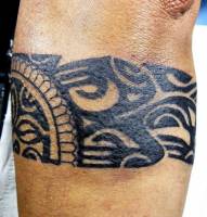 Tatuaje de un brazalete tribal en blanco y negro