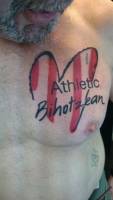 Tatuaje en el pecho de un corazón con la bandera del athletic de bilbao